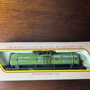 IHC BASF Wyandotte Chemicals HO Scale Tanker Train Car (New)